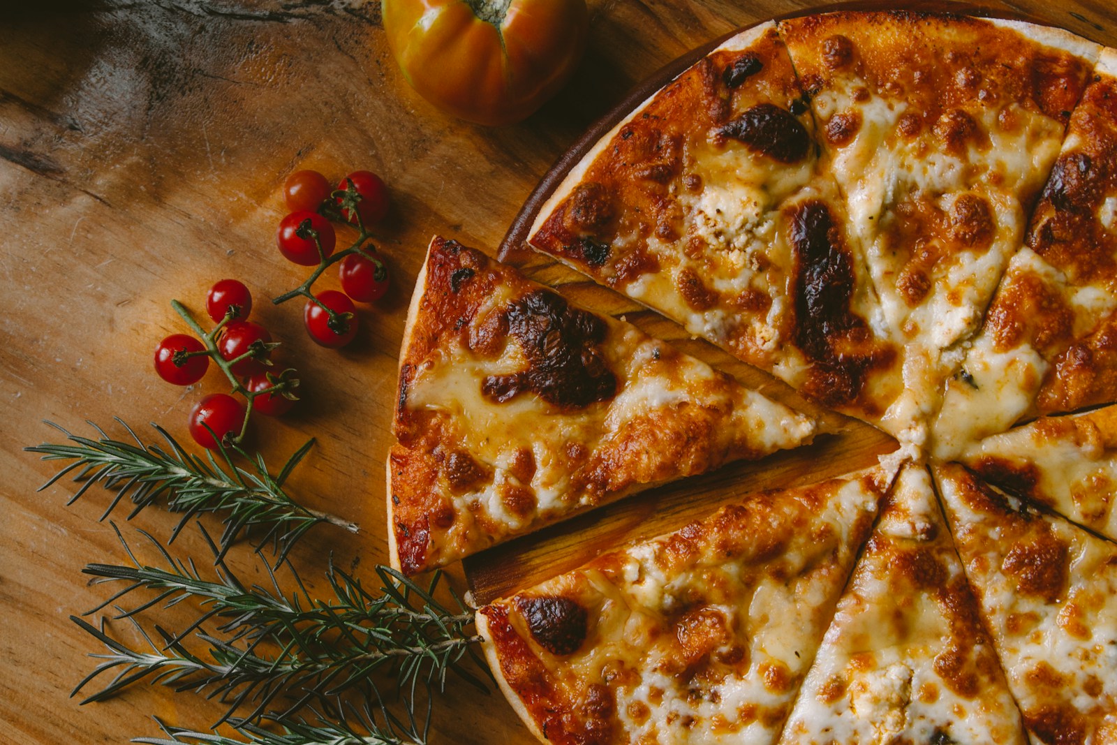 Pizza da casa servida em uma tábua de madeira